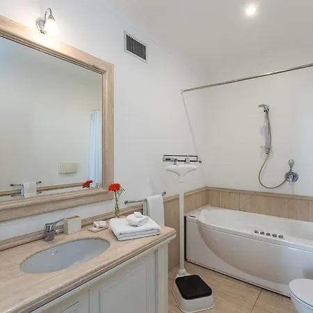 Amazing Elegant Jewish Ghetto Apartment *